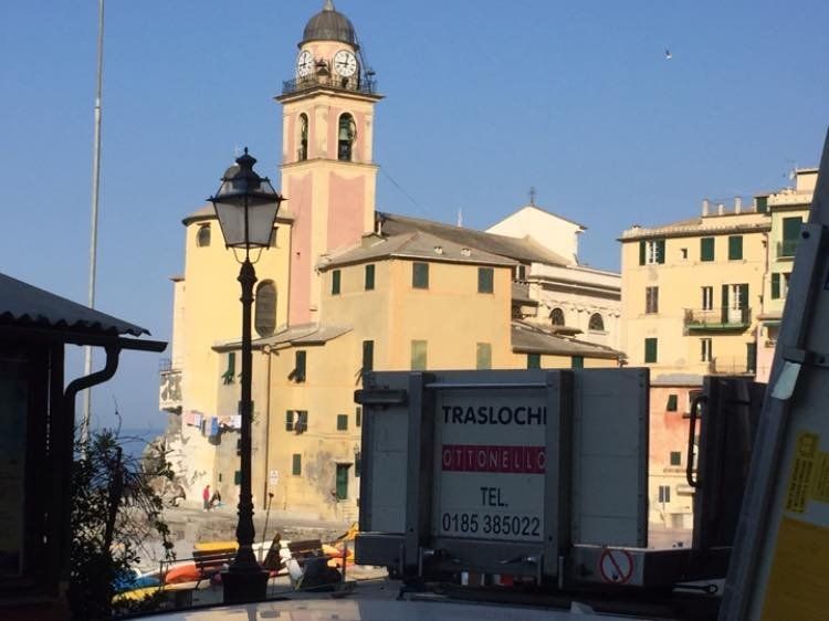 furgone dotato di carrello elevatore