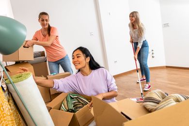 A group of women are moving into a new apartment. A group of women are moving into a new apartment.