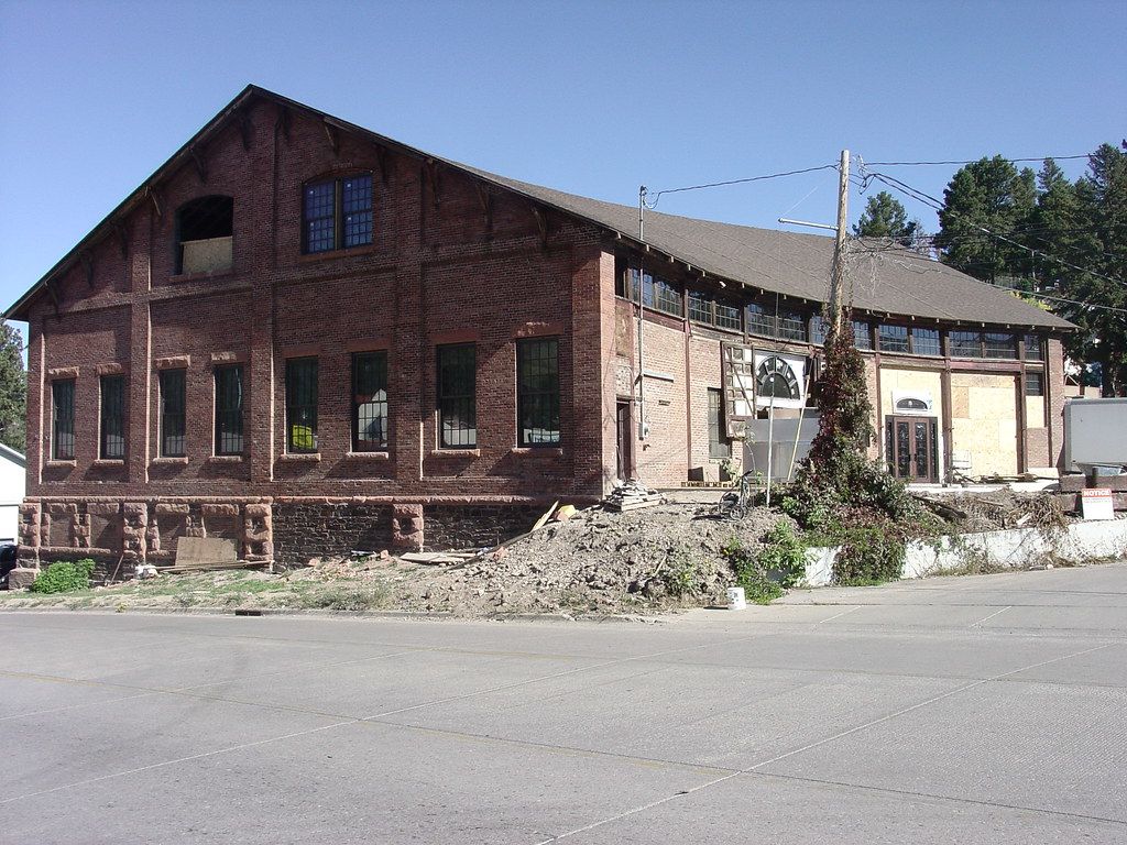 A large brick building with a lot of windows
