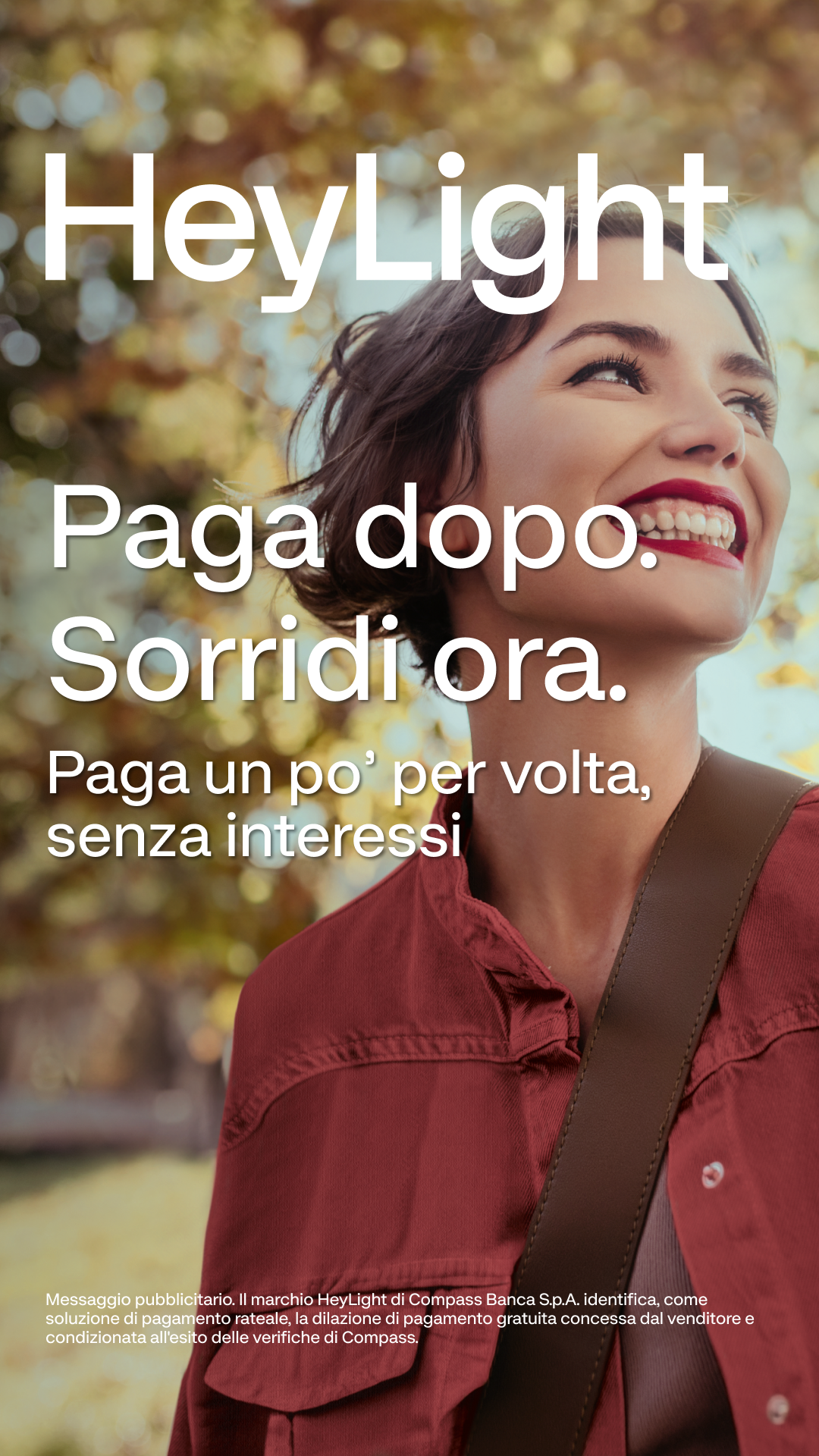 Promo di HeyLight con una donna sorridente su uno sfondo bokeh caldo, testo: “Paga dopo. Sorridi ora.”