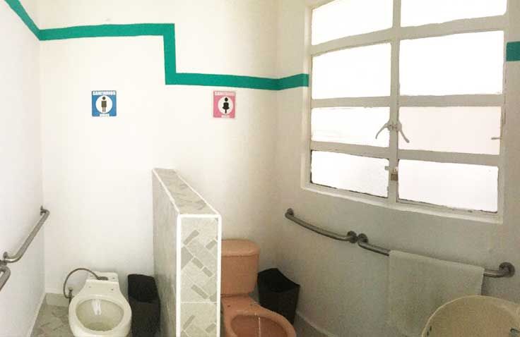 Un baño con inodoro, lavabo y ventana.