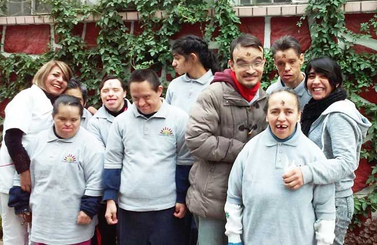 Un grupo de personas posando para una foto, una de ellas con una camiseta que dice 