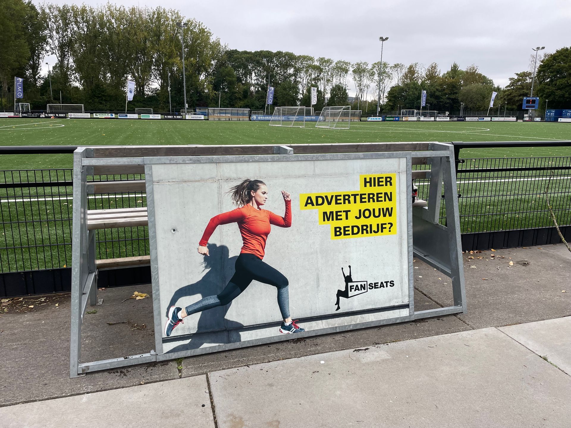 Reclame op een Fanseats bank met een sportende vrouw en de vraag 