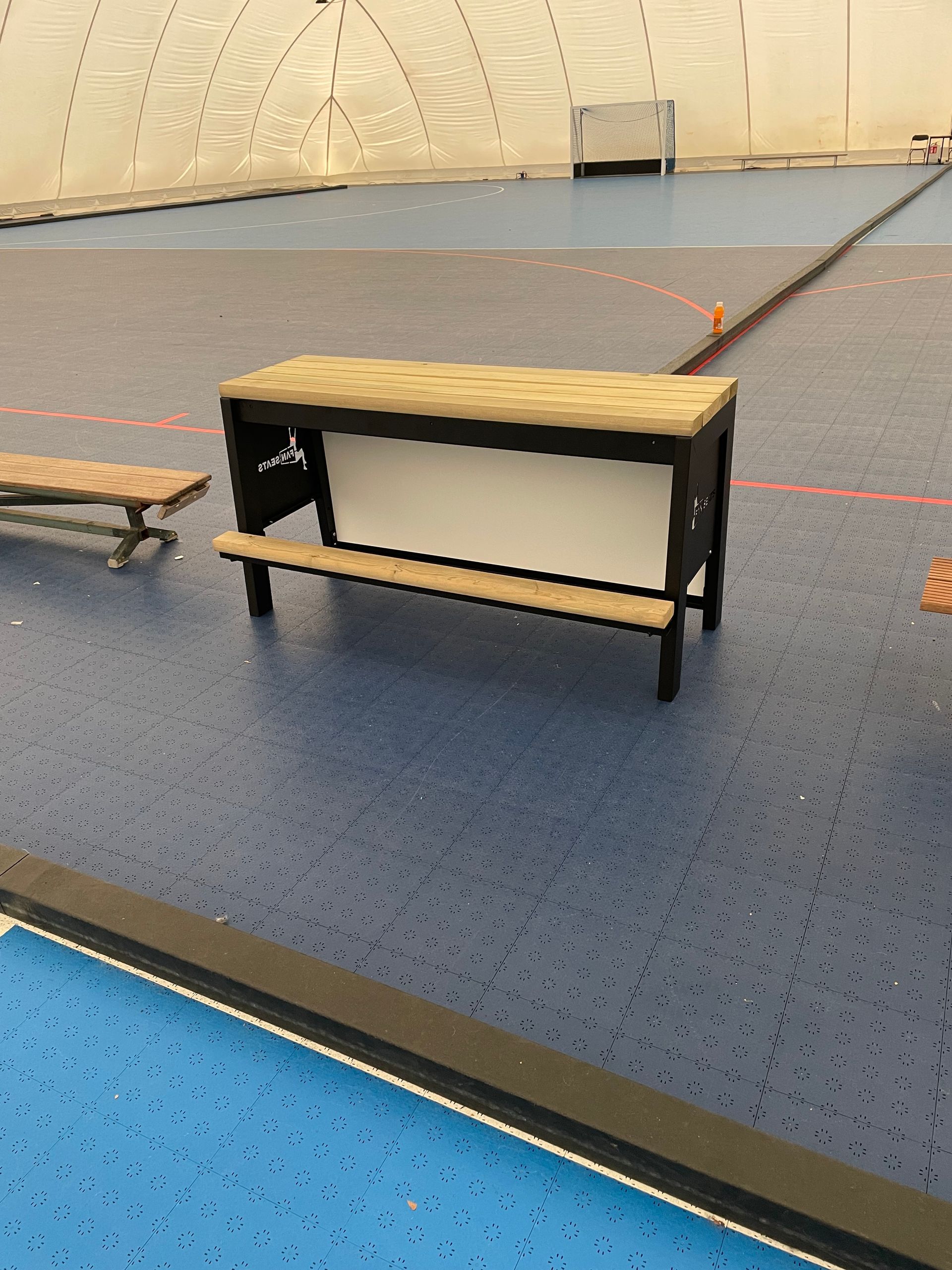 Tribune bank voor een blaashal zodat bezoekers van een blaashal kunnen kijken naar sport 