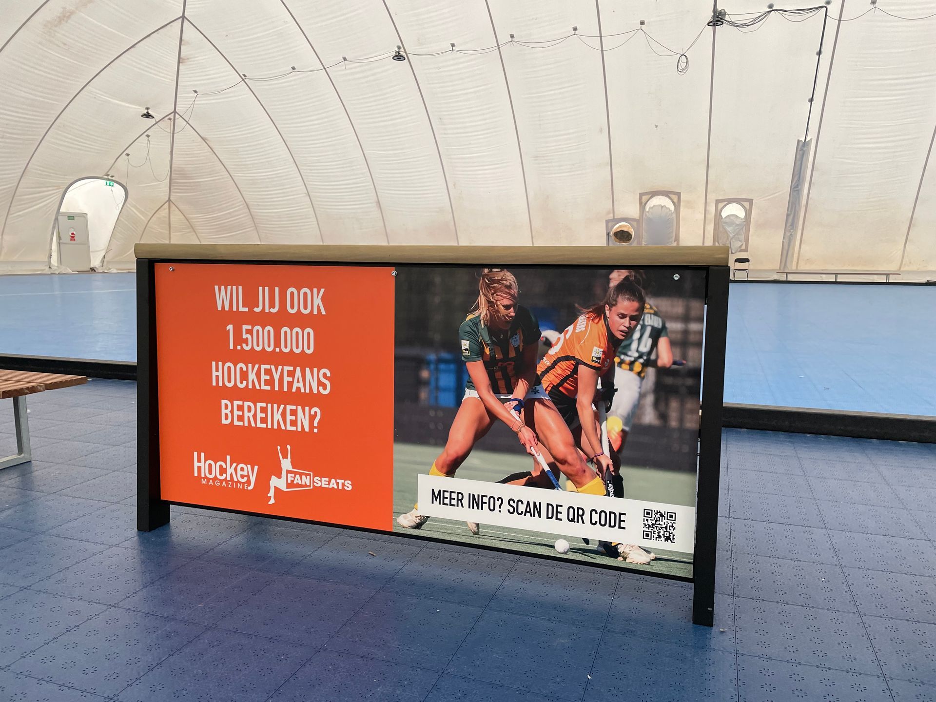 Tribune bank voor een blaashal die hockeyclubs kunnen gebruiken voor reclame maken.