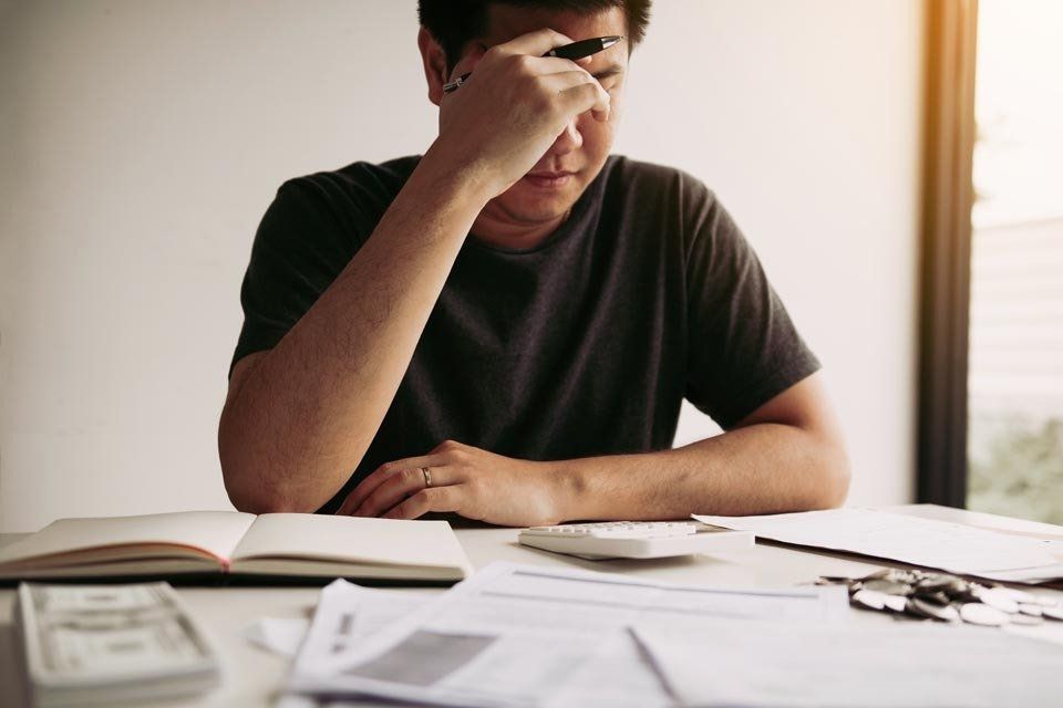 Mann guckt besorgt wegen Insolvenz