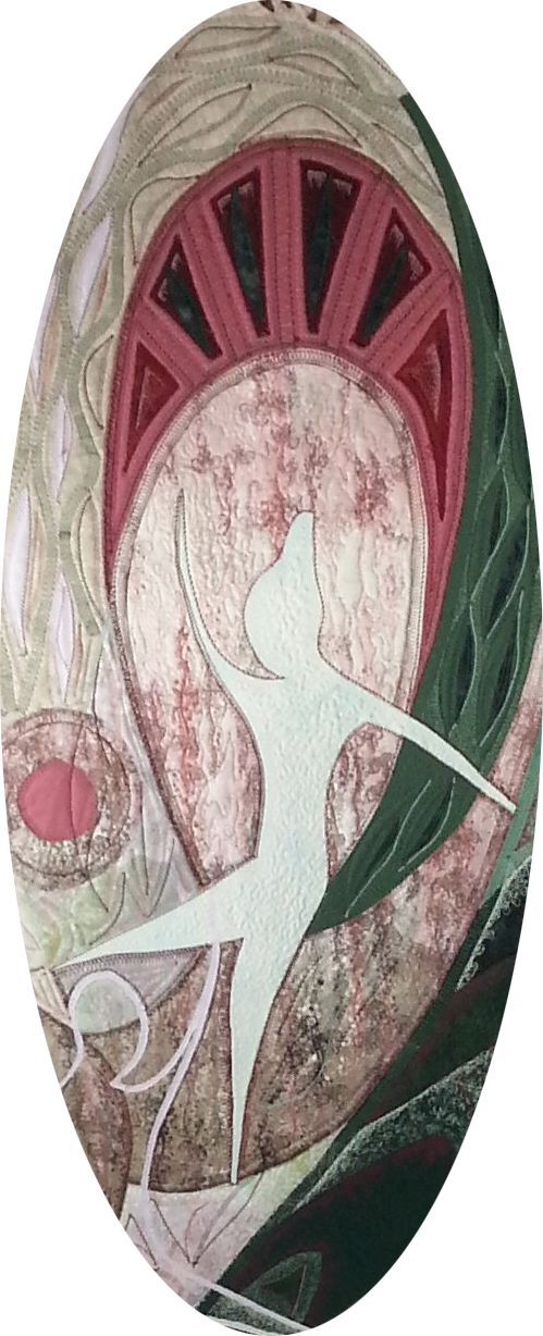 Detail van textielwerk met gestileerde figuur, organische vormen en groene gelaagde structuren