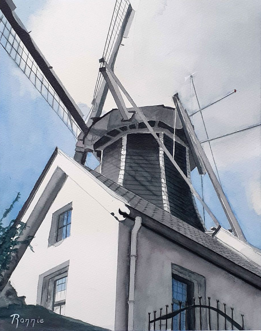 Onder de wieken, aquarel van een molen gezien van onderaf, met stille compositie en zachte lichtwerking