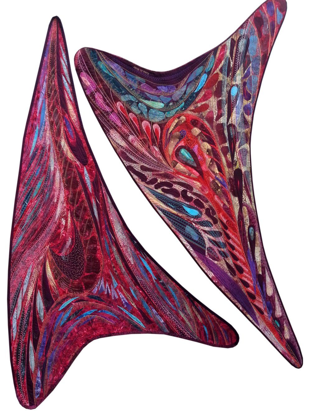 Twee kanten I Anthurium – abstract textielobject in rood, paars en blauw met organische, vloeiende vormen