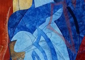 Detail van textielwerk met blauwe lagen, geometrische lijnen en transparante structuren