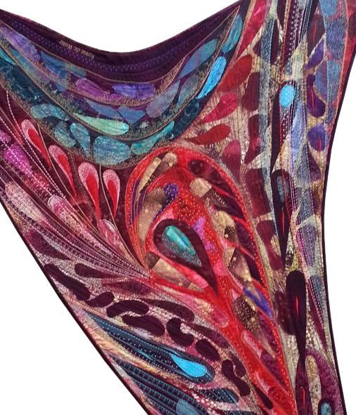 Detail Anthurium – abstract textielobject in rood, paars en blauw met organische, vloeiende vormen
