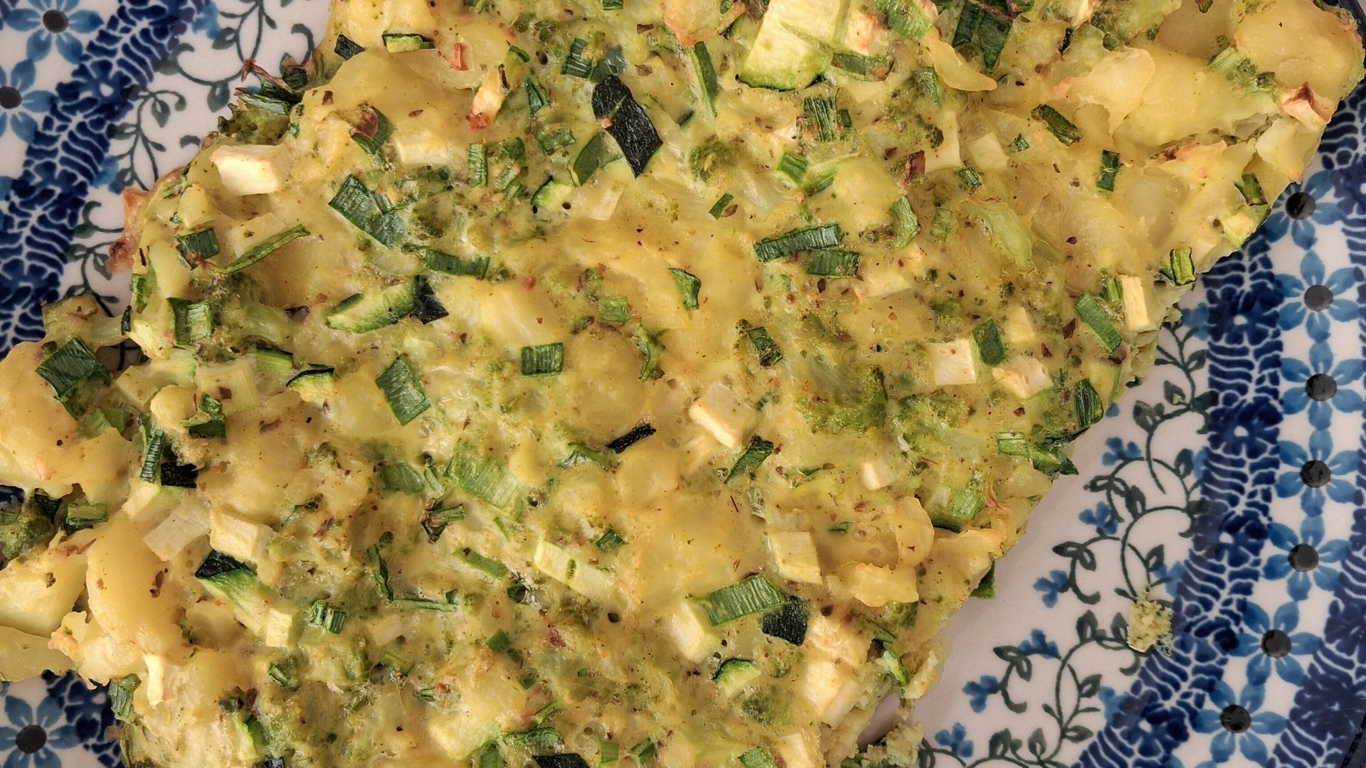 kruidige ovenkoek met romanesco, aardappel en courgette
