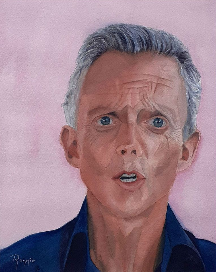 “Verwondering, net voor de lach”, aquarel van een man met grijs haar en verbaasde blik tegen roze achtergrond