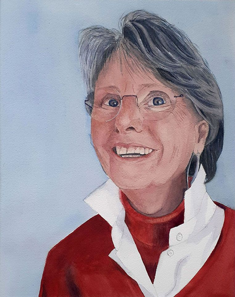 “Open”, aquarel van een vrouw met grijs haar en bril, met open glimlach tegen zachte blauwe achtergrond