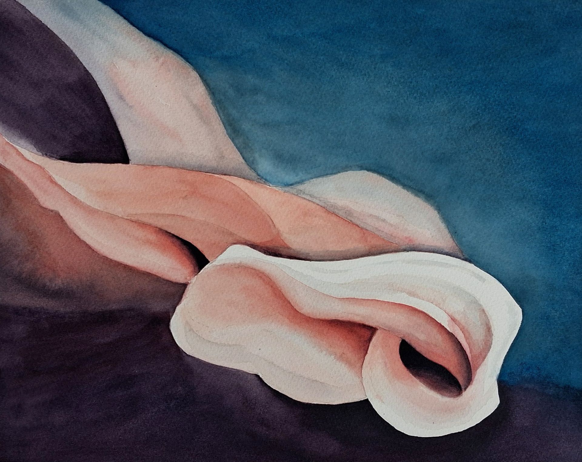 Sculptural Silence XI — Dignity, liggende oriëntatie; abstracte aquarel met zalmroze, blauwe schaduw en aubergine.