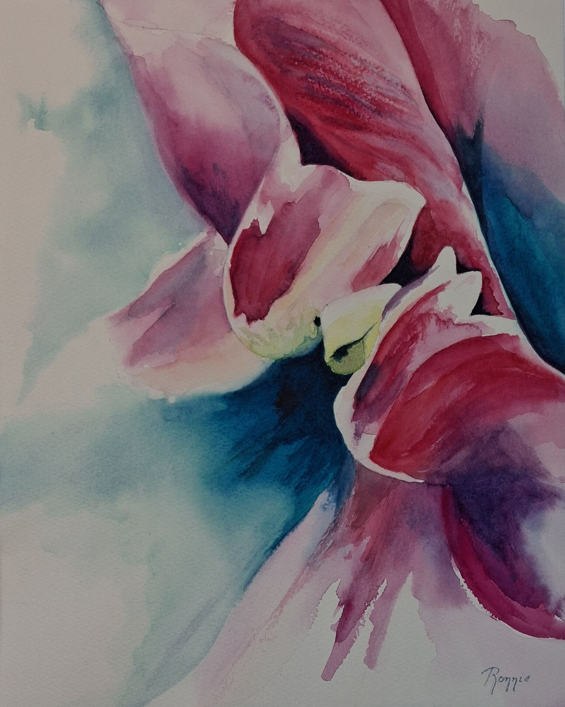 Een nadere blik → Abstracte aquarel van roze bloemvormen met blauwgroene schaduwen en zachte transparante lagen.