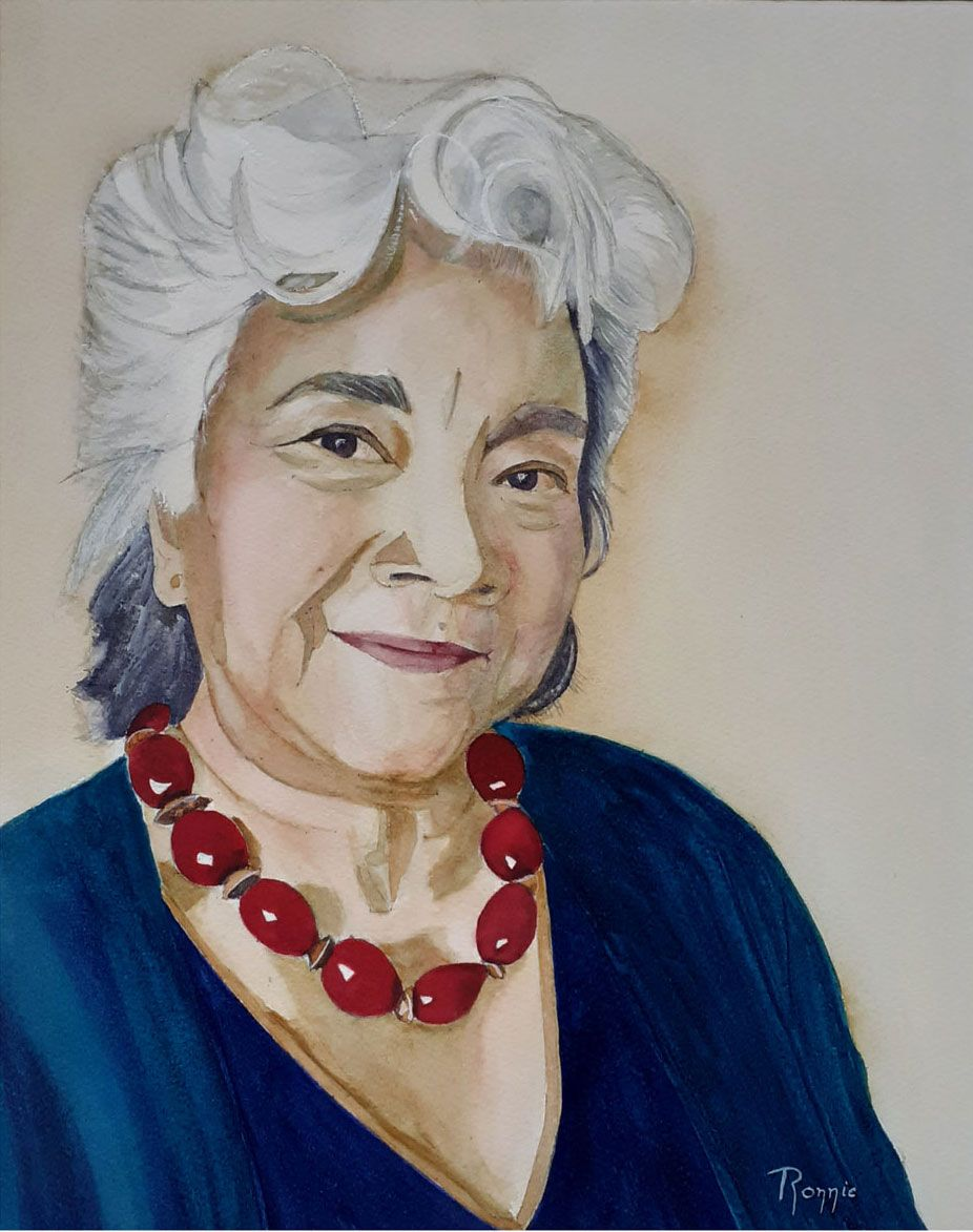 “Herinnering, Kracht in Stilte”, aquarel van een oudere vrouw met grijs haar, glimlach en rode ketting