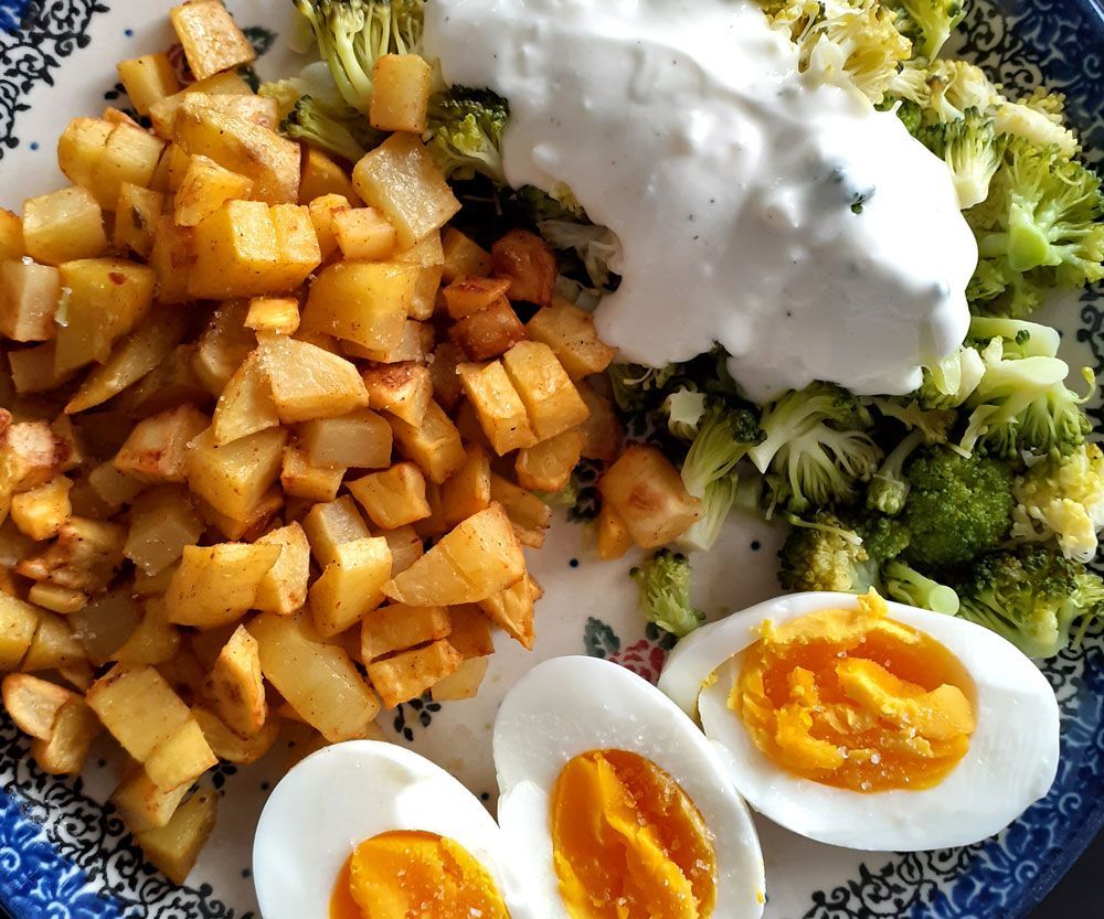 Broccoli met geroosterde aardappelblokjes en ei