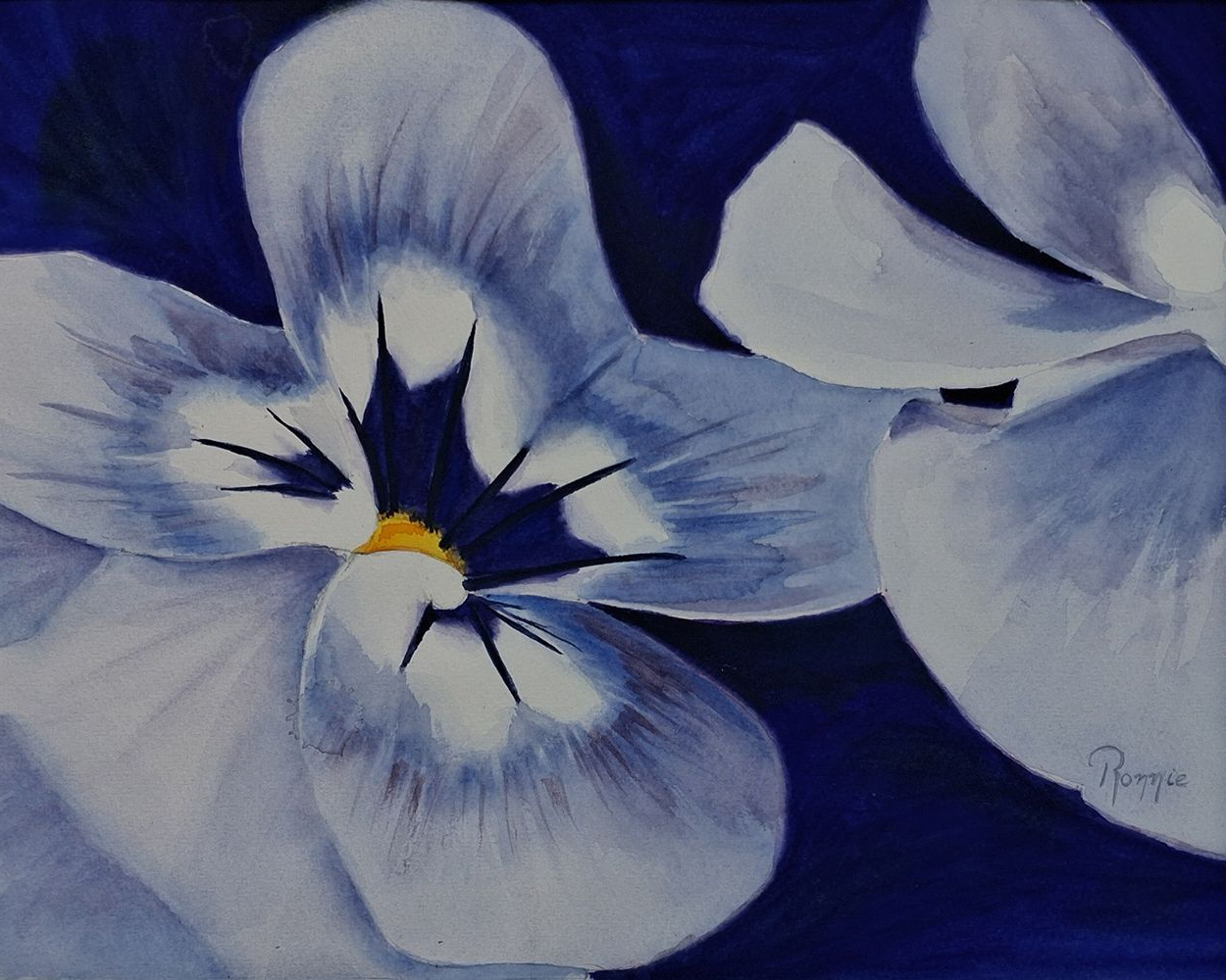 Aquarel van een lichte bloem met stralend centrum tegen diepe blauwe achtergrond, Inner Bloom III Luminous Core
