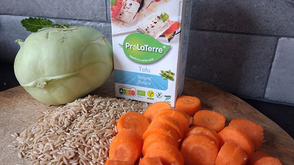 Koolrabi met wortel, rijst en tofu