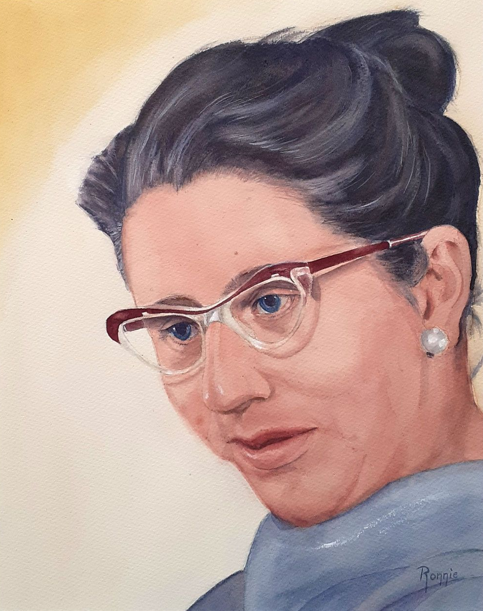 “Portret van mijn moeder”, aquarel van een vrouw met bril en opgestoken haar met rustige blik