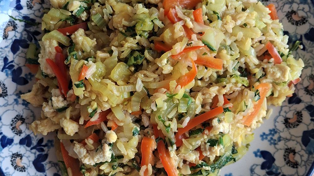 Rijst met paksoi en omelet