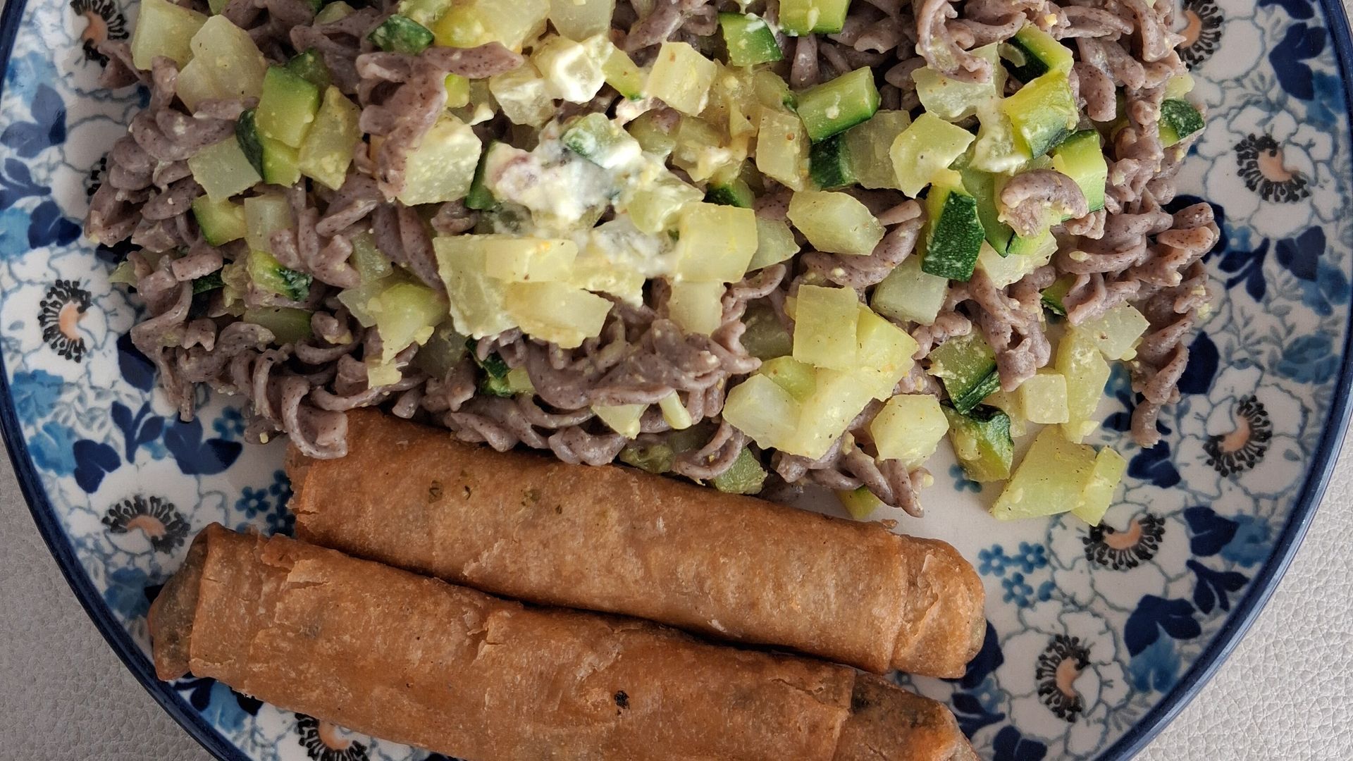 Romige boekweit spirali met koolrabi, courgette en börek