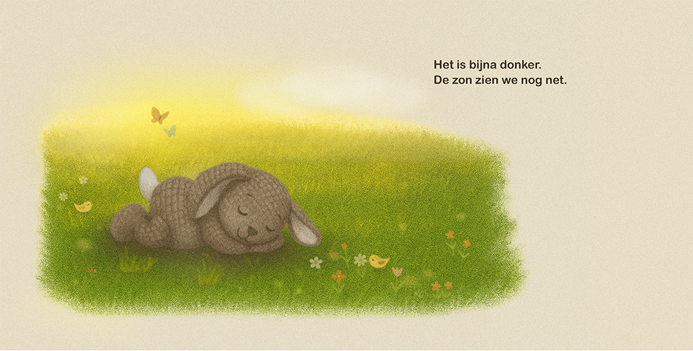 Slaperig konijntje rust in warm gras bij ondergaande zon