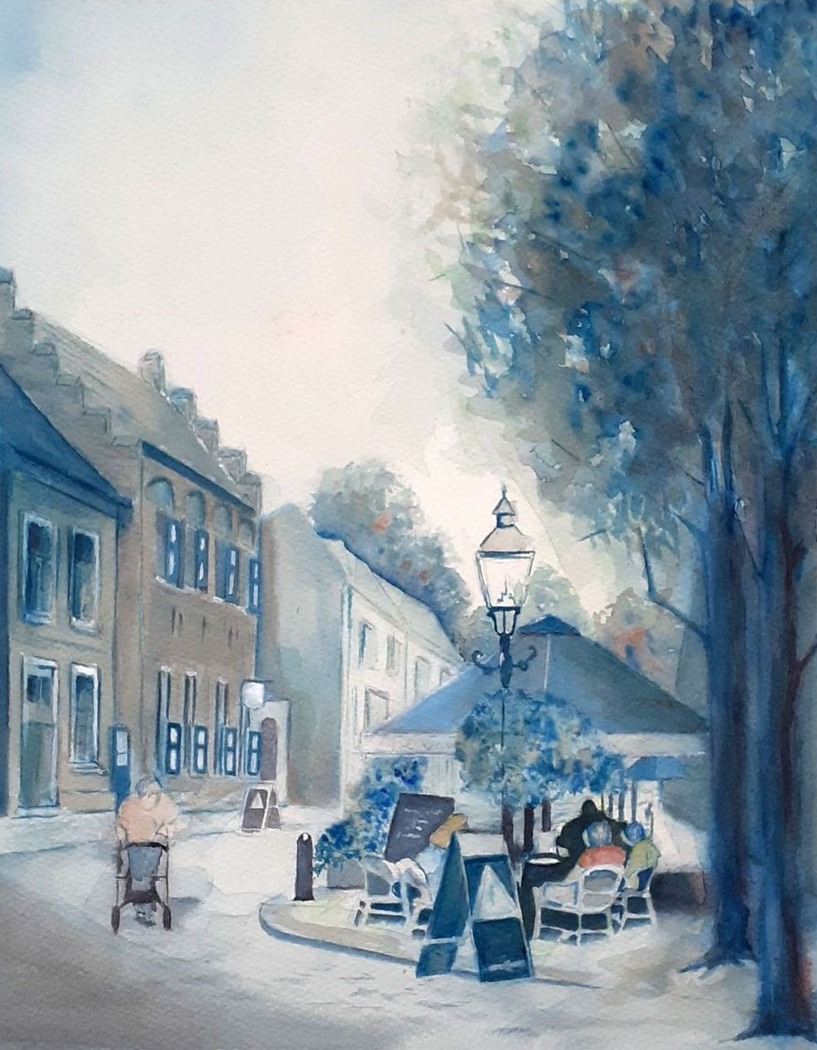 Terras in stilte, aquarel van een dorpsplein met terras en figuren, in zachte tinten en een verstilde, lichte sfeer