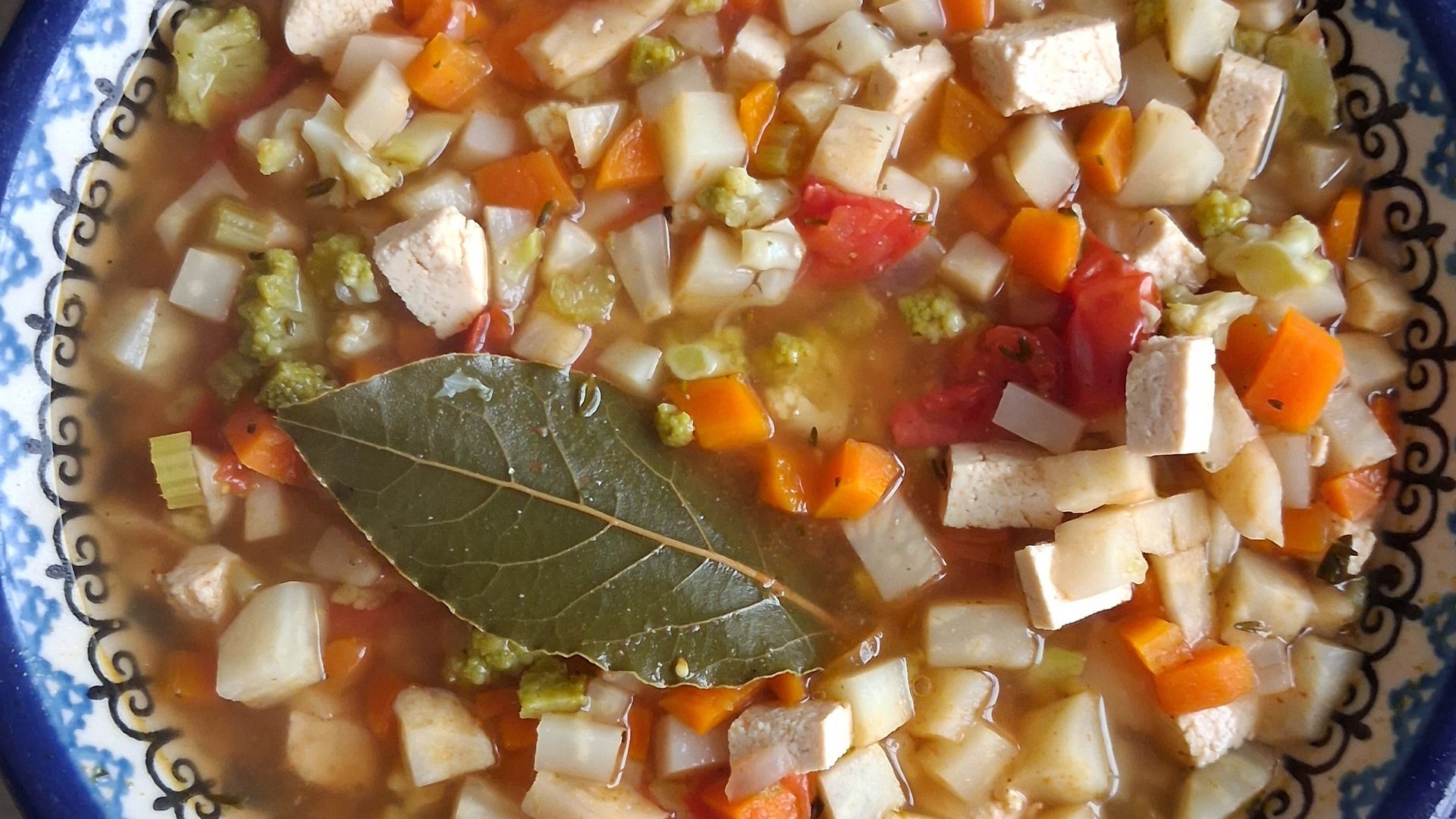 Zelfgemaakte groentesoep met wortel, knolselderie, romanesco, tomaat en kasha