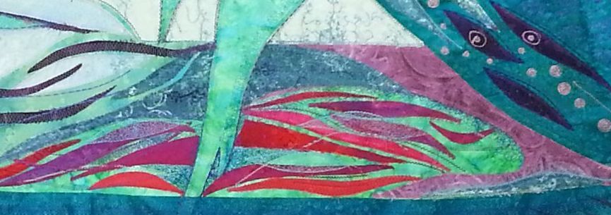 Detail van textielwerk met organische lijnen, groenblauwe lagen en gestileerde landschapsvormen