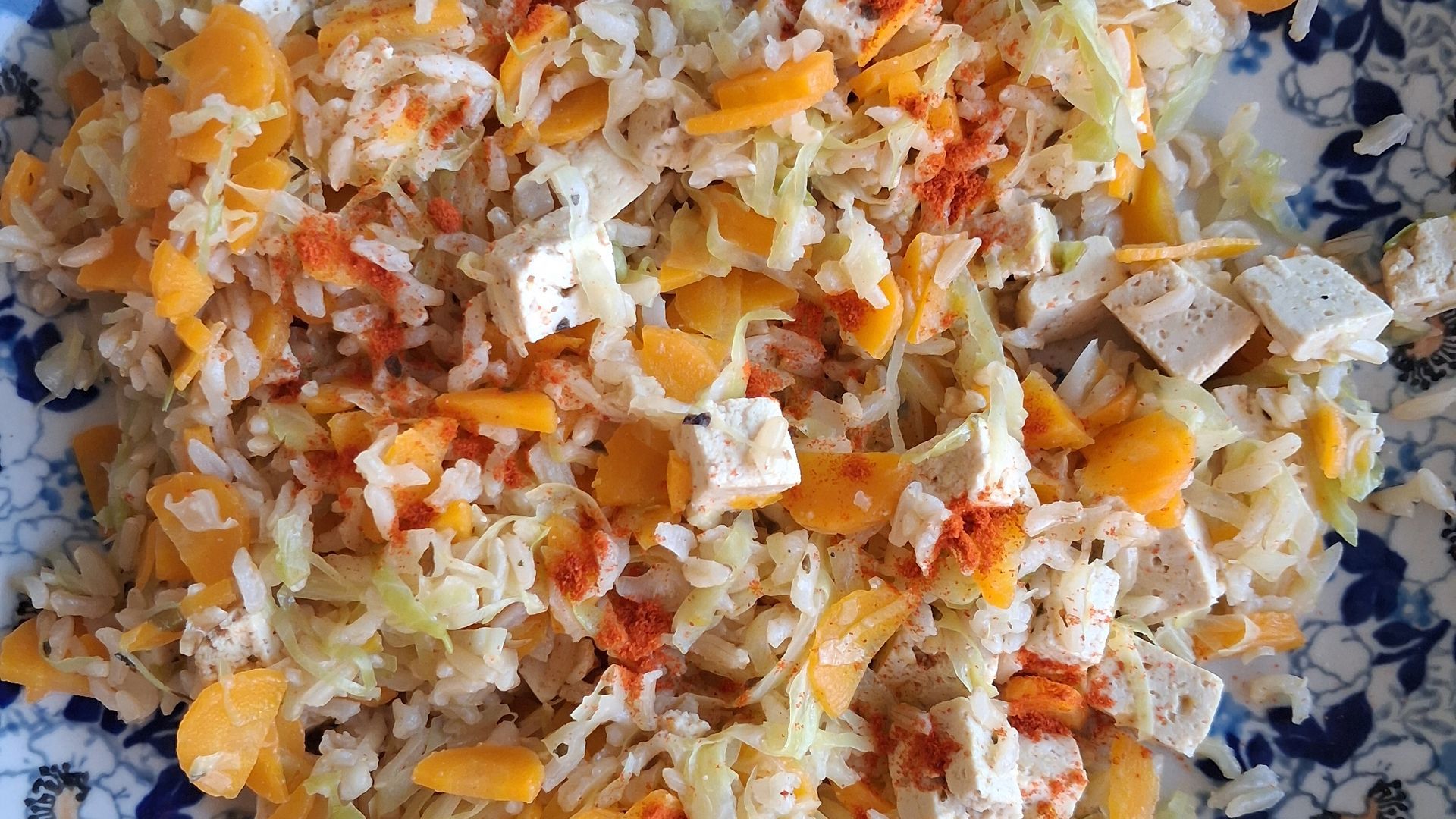 Zachte spitskool met bruine basmatirijst en kruidige tofu