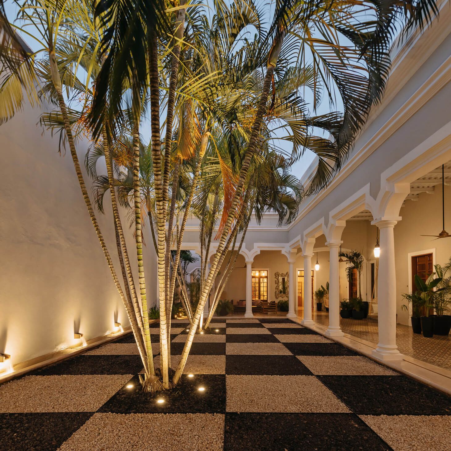 Decu Downtown Mid | Courtyard