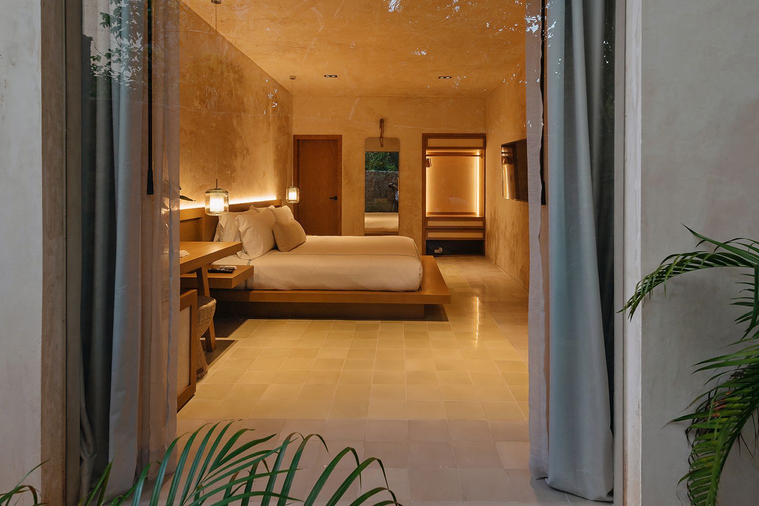 Decu Downtown Mid | Guest Room