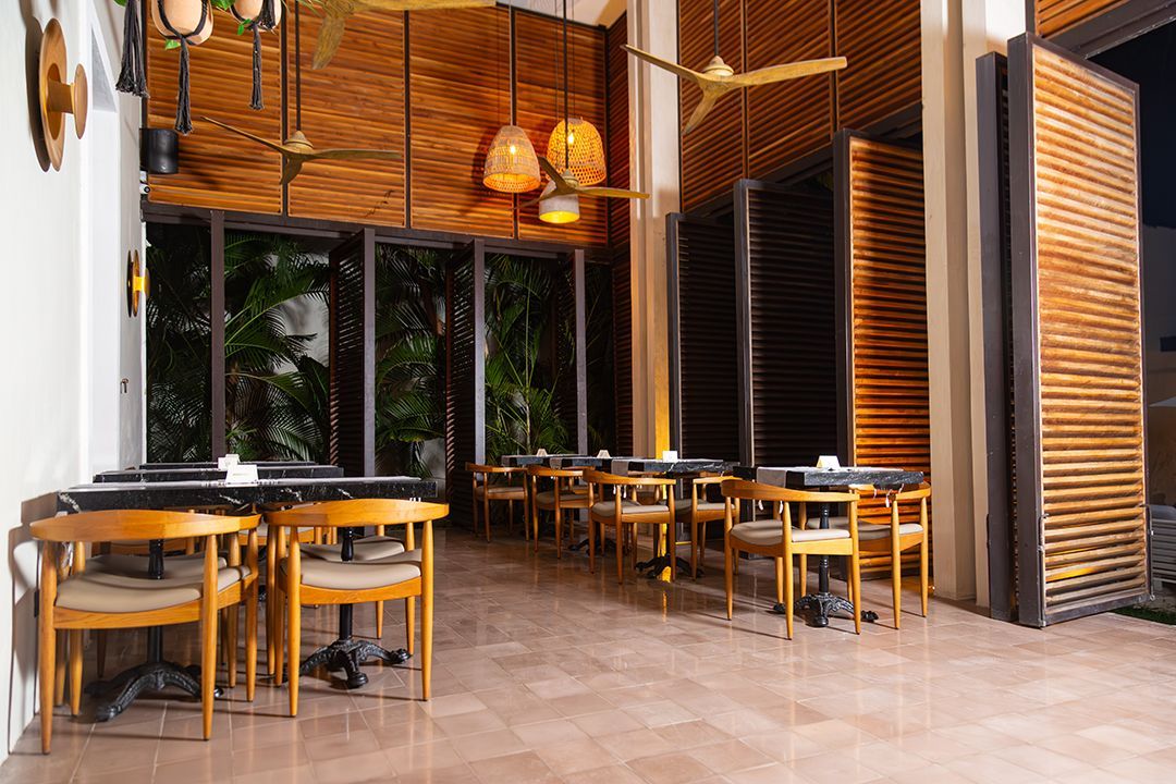 Decu Downtown Mid | Restaurant