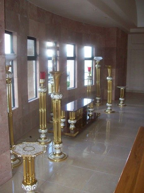 Una habitación con una mesa y velas.