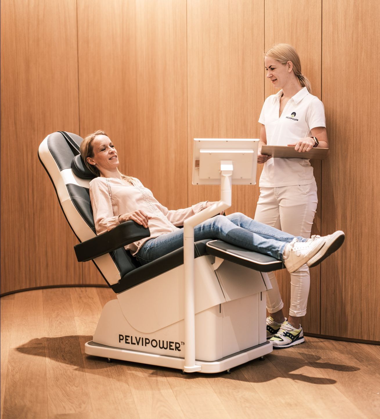 Eine Frau sitzt in einem Pelvipower-Stuhl