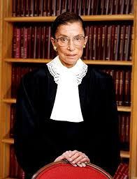 Ruth Bader Ginsburg occhiali rettangolari diritti delle donne