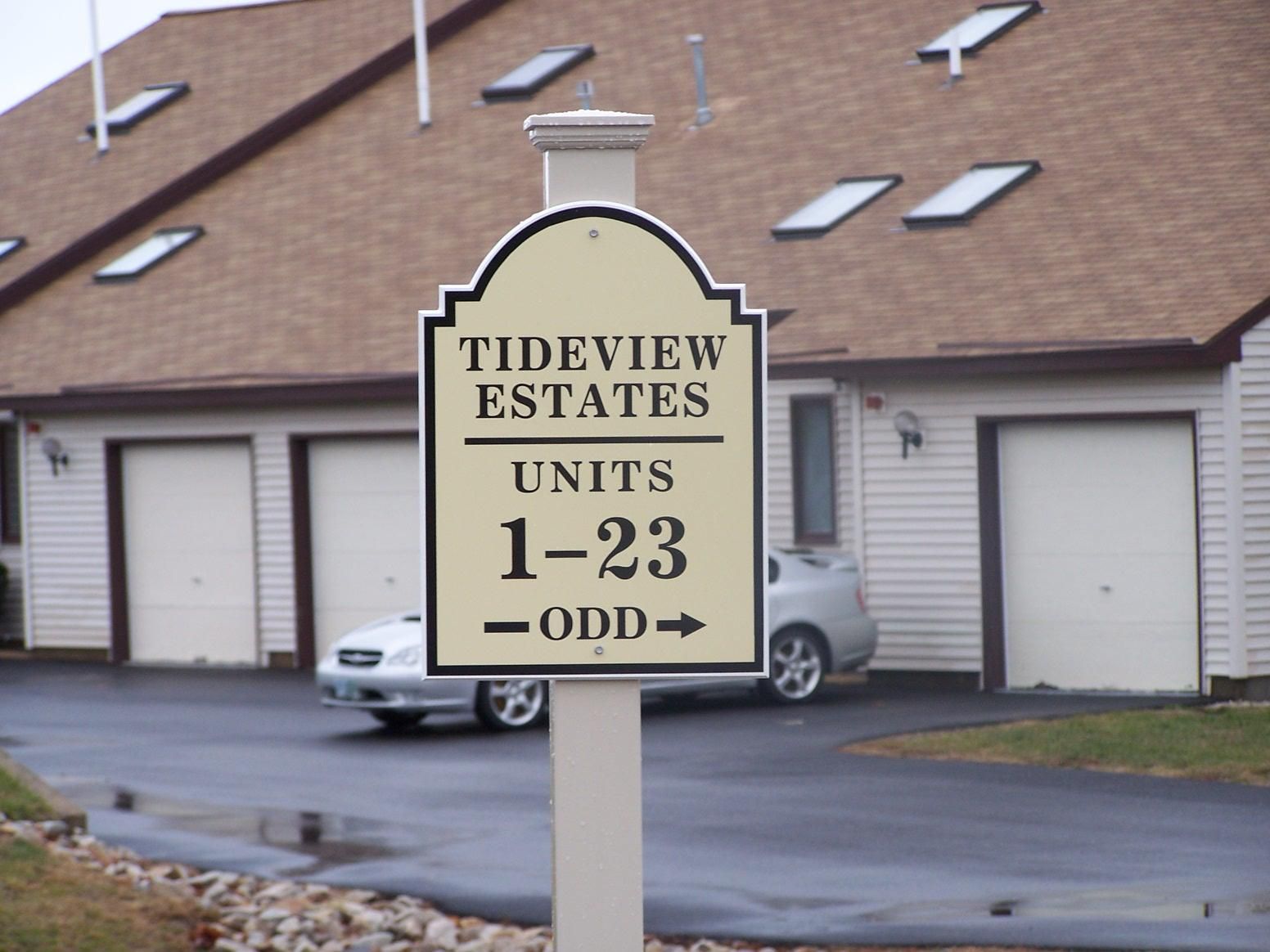 A sign that says tideview estates units 1-23 on it