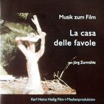 CD-Cover: Figur, die einen Gegenstand hält, mit dem Titel „La casa delle favole“, dunkler Hintergrund.