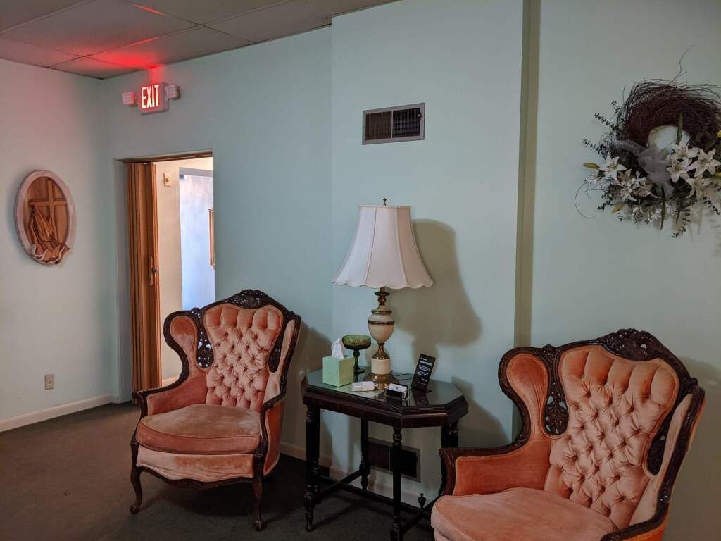there are two chairs and a table in the room .