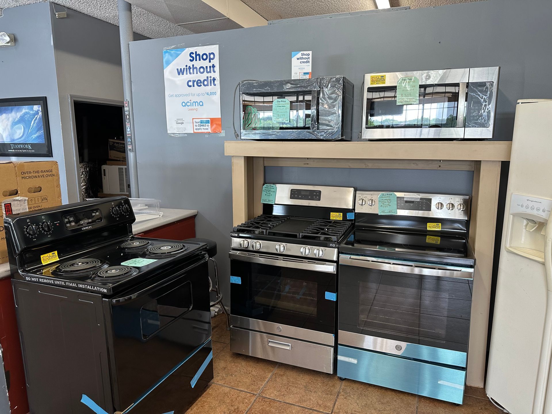 A showroom filled with appliances and a sign that says `` shop without credit ''
