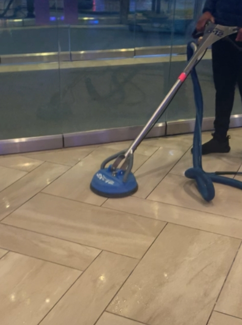 Deep-clean carpet service with vacuum in a bright living room, plus green eco-friendly text and icons