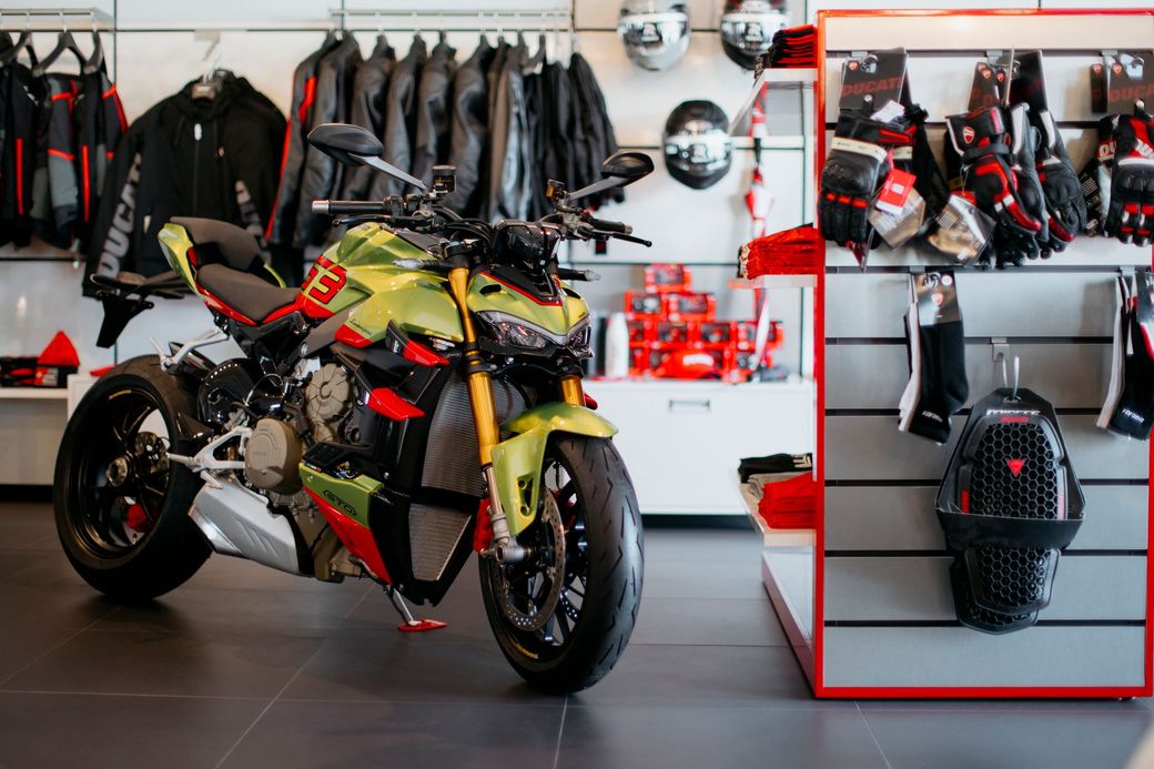 Vitrine da Ducati Performance com peças e acessórios para motocicletas em um showroom.
