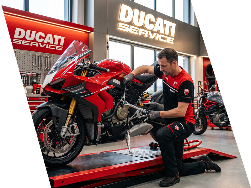 Uma motocicleta Ducati vermelha sendo revisada por um mecânico em uma oficina autorizada Ducati.