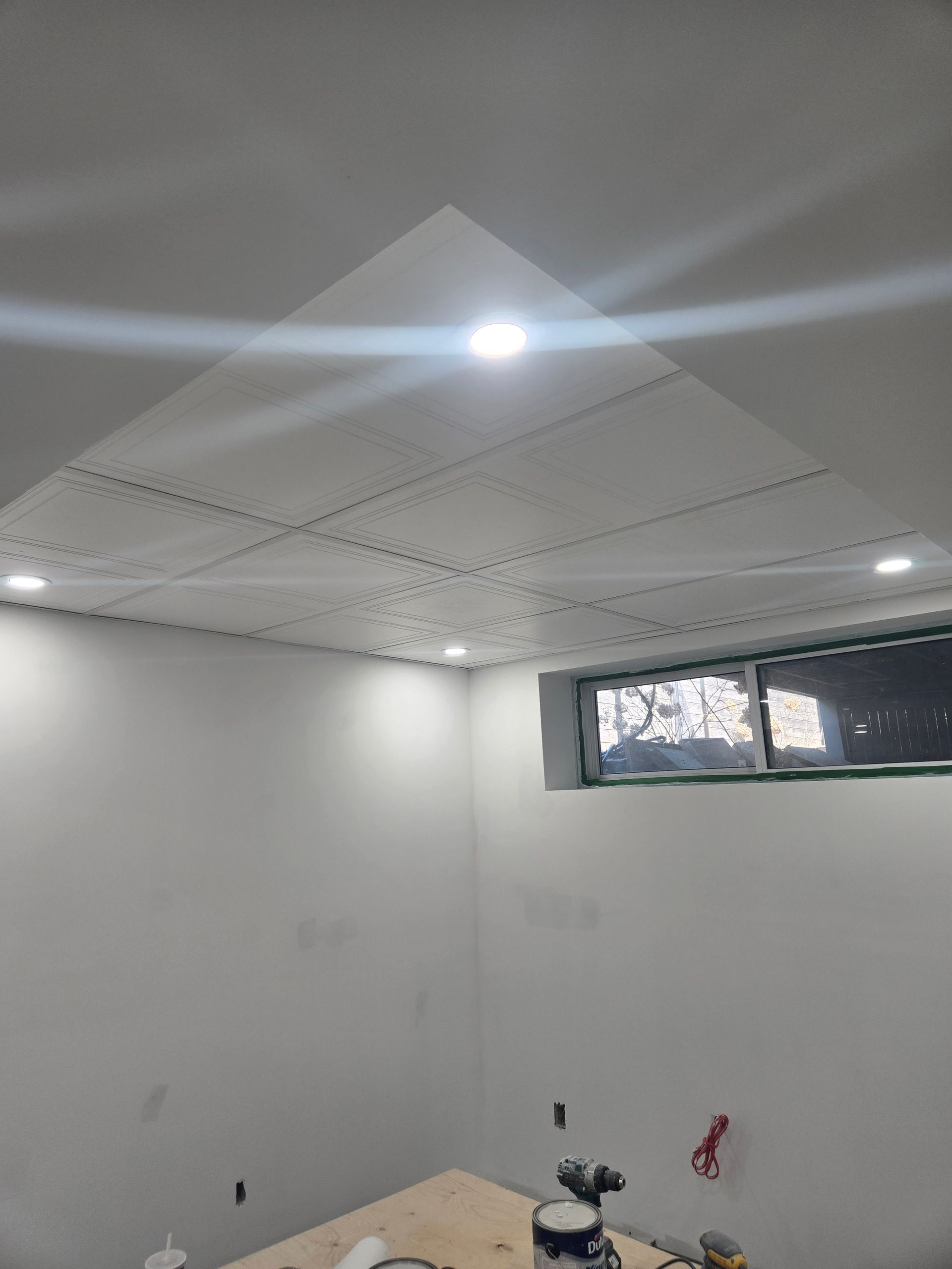 Une pièce avec un plafond en cours de rénovation
