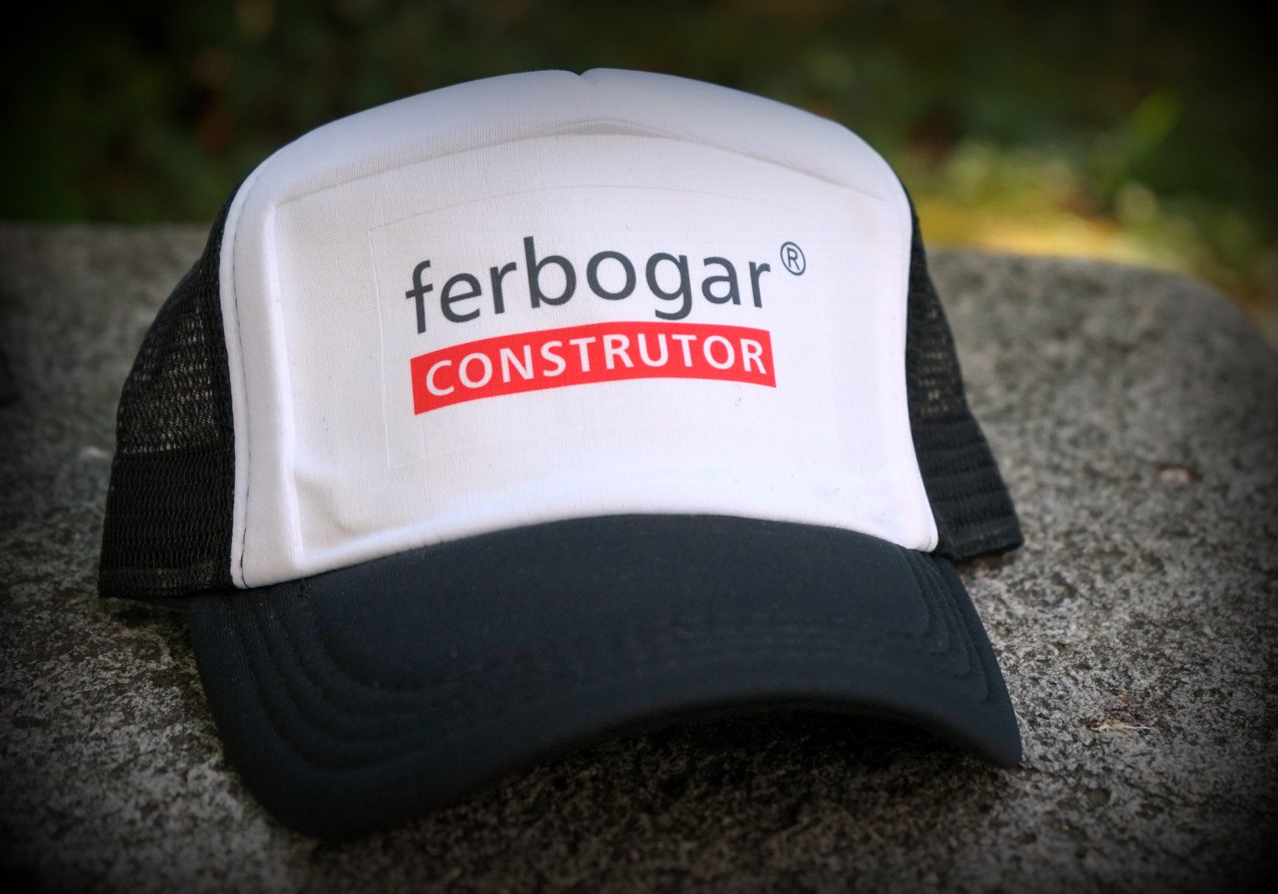 Casquette en maille noire et blanche avec logo « ferbogar » et logo rouge « CONSTRUTOR » sur le devant
