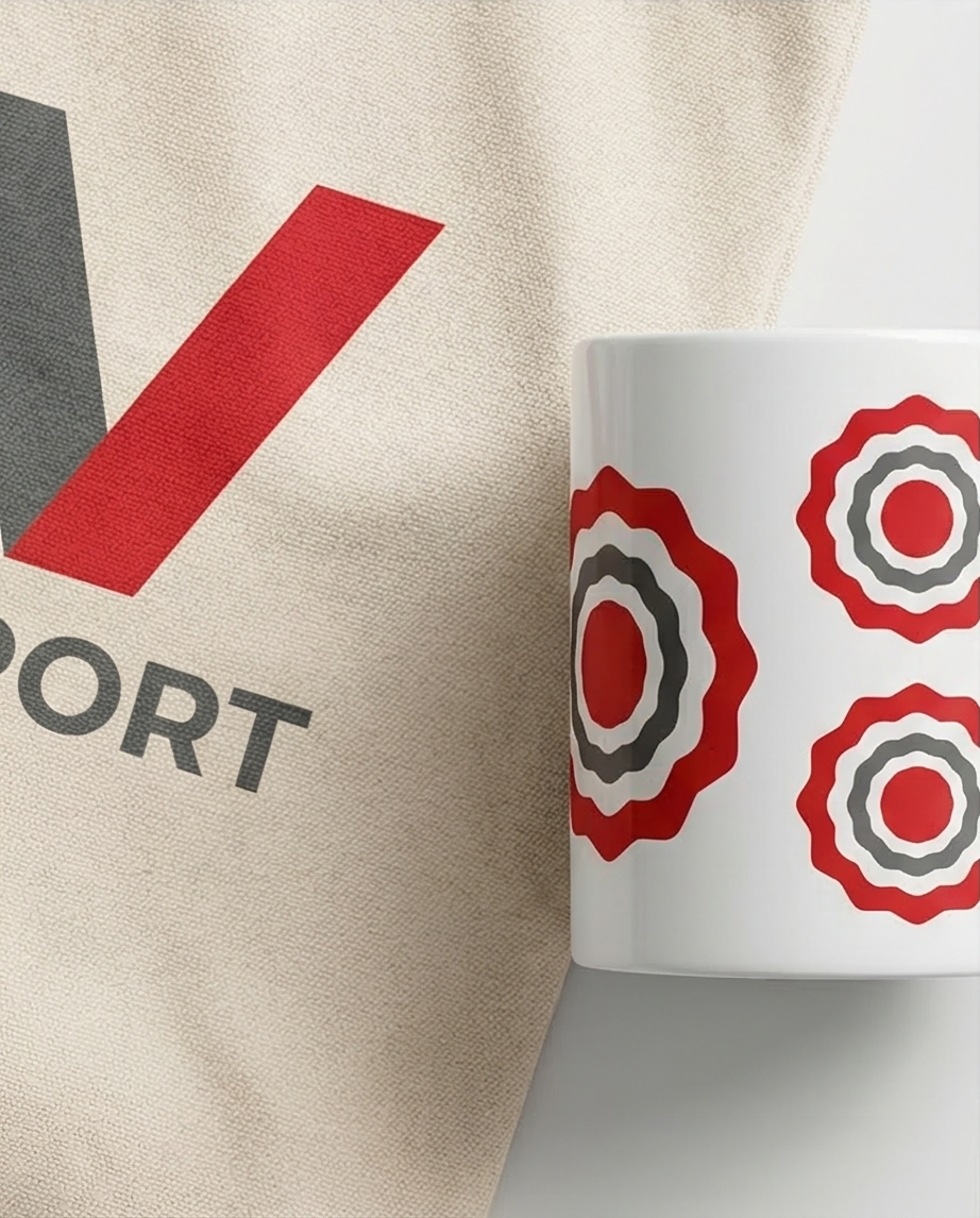 Mug blanc à motifs circulaires rouges à côté d'une chemise beige à rayures rouges avec l'inscription partielle « SPORT ».
