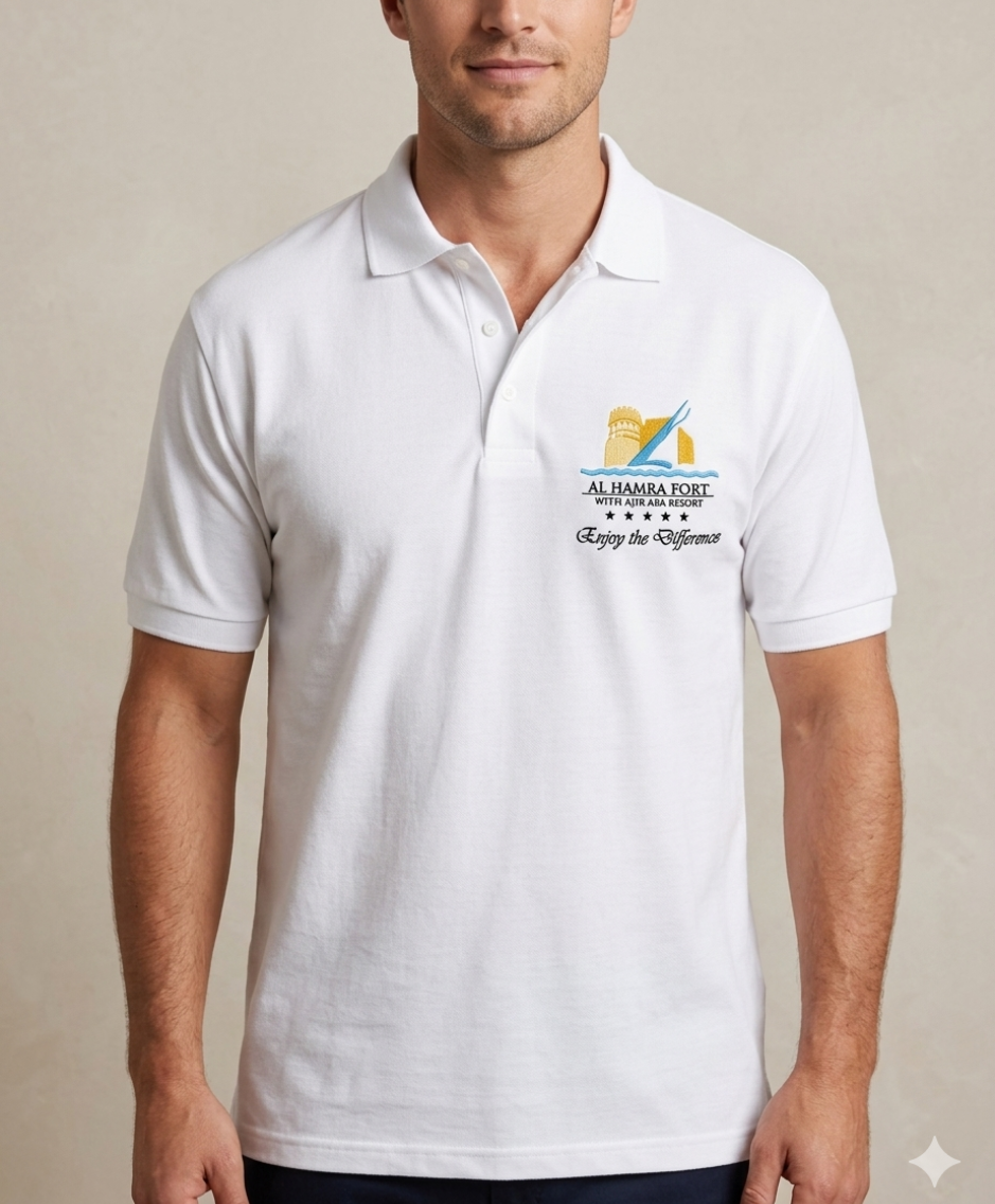 Homme portant un polo blanc avec un petit logo brodé sur la poitrine