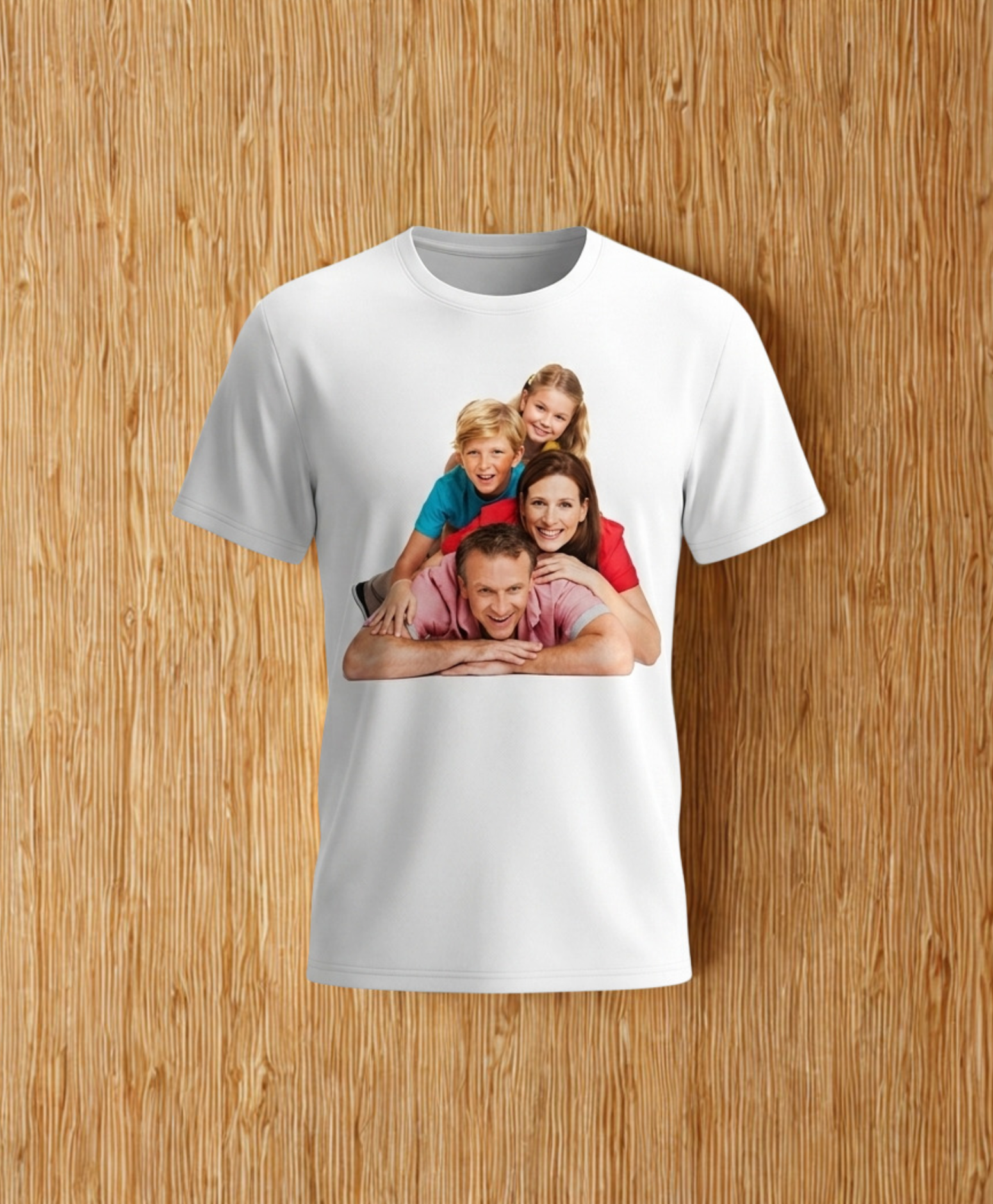T-shirt blanc avec une photo de famille colorée imprimée sur la poitrine, sur fond de bois.